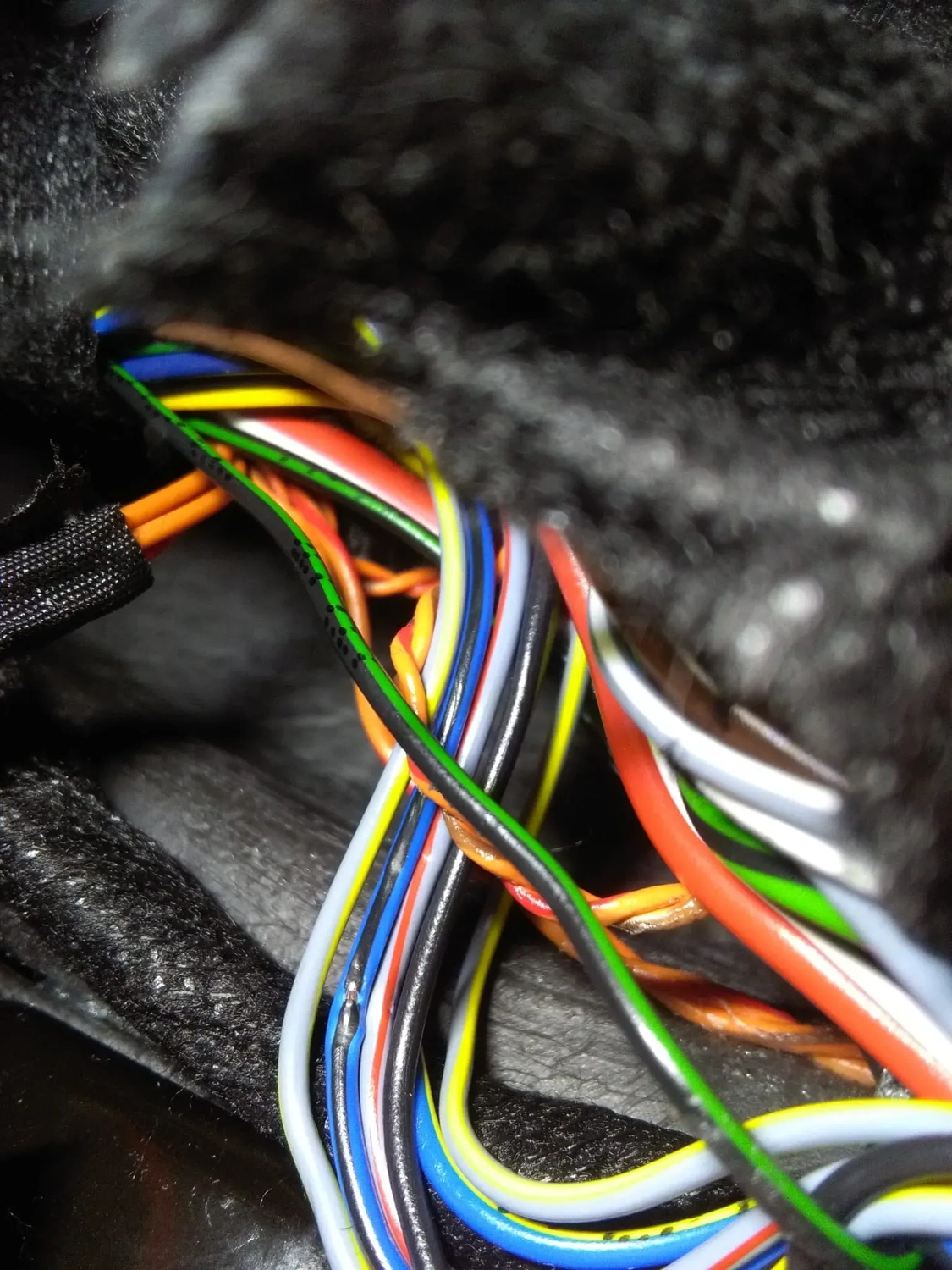 KFZ-24 HAGEN - PKW|LKW | Baumaschinen - ein Bündel mehrfarbiger elektrischer Leitungen eines Fahrzeugs